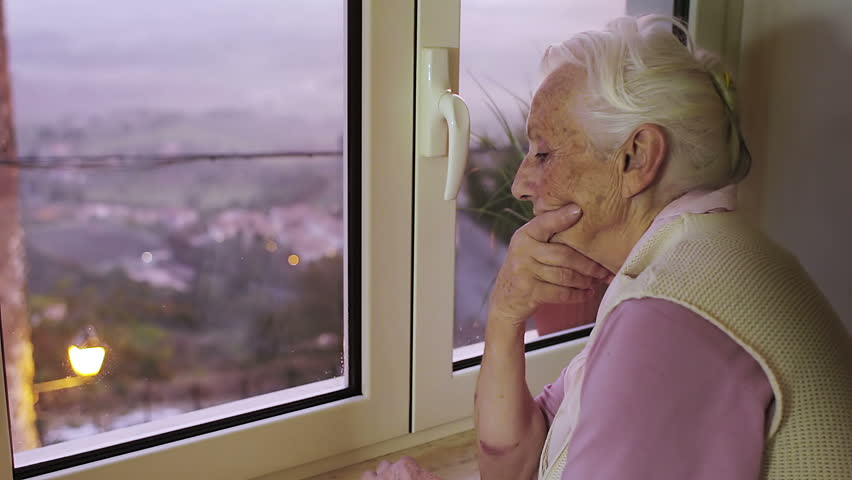 Пластиковые окна для пенсионеров. Пожилые у окна. Пенсионерка у окна. Пожилая женщина у окна. Старик у окна.