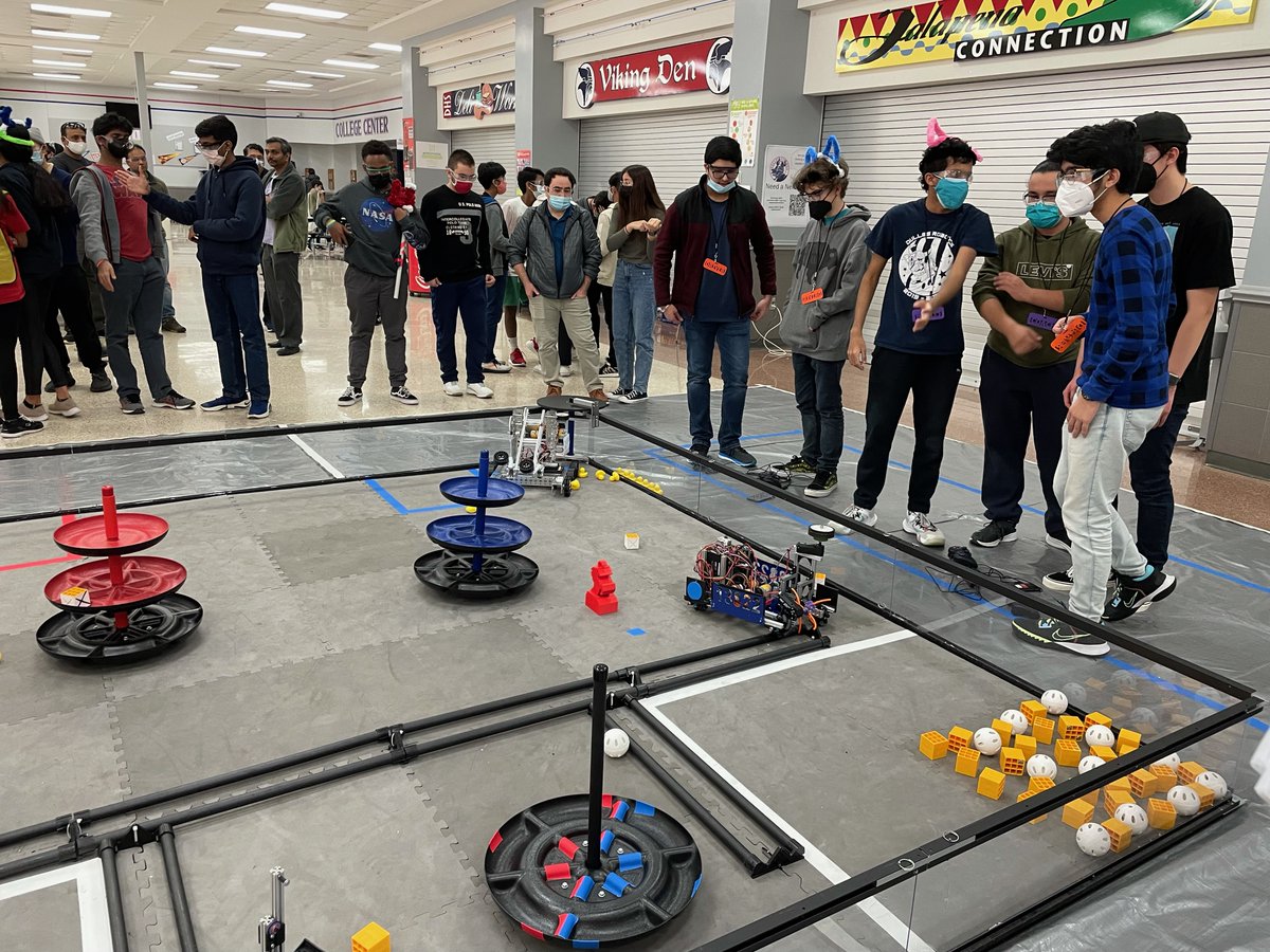 First Tech Challenge regional qualifiers! Awesome meet 2 <a href="/DHS_Vikings/">Dulles High School</a>. Thank you <a href="/rdrakajag/">Ruthelen D Robinson</a> <a href="/dullesrobotics/">Dulles Robotics</a> for organizing this event for so many teams around the area. @DAlexanderFBISD  #FBISDEnrichmentPrograms