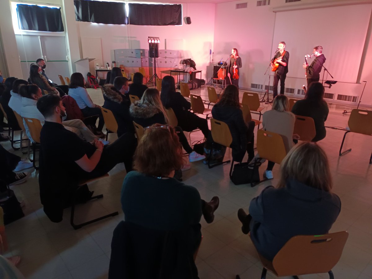 Après les reports covid, on a enfin pu fêter le centenaire de la naissance de #Brassens au LP <a href="/leshuisselets/">LYCÉE LES HUISSELETS</a> et au <a href="/ClgAFrance/">Collège Anatole France Bethoncourt</a> à Bethoncourt avec le groupe Malo 😃 conférence-concert pour les BTS, concert pour la chorale du collège. <a href="/acbesancon/">Académie de Besançon</a> 🎶