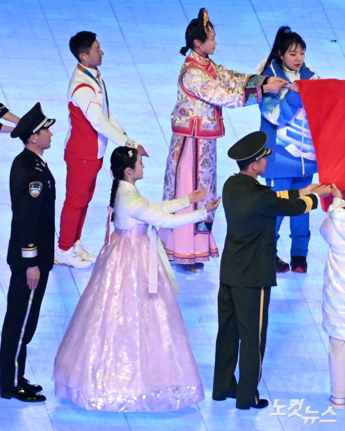 zAG0vqpHvKSPNlB's tweet photo. #JusticeForKorea
This is a scene from the opening ceremony of the Chinese Olympics. They took away not only medals but also the culture of other countries.
The woman in the front is wearing traditional Korean hanbok. This is obvious theft. https://t.co/kWpLhRm4qE
