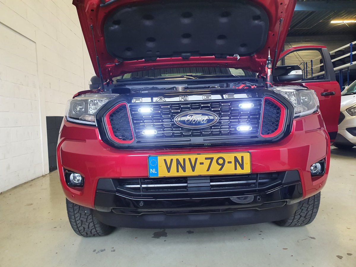 rayonics's tweet image. De MR005 markeerlichten zijn op meerdere manieren toe te passen, zo passen ze ook in de grille van deze stoere Ford Ranger!  via ayrshare.com