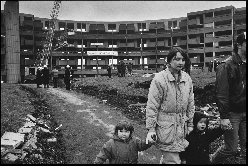 McrHistory's tweet photo. Photo - Sacha Lehrfreund

During the demolition of the Crescents in Hulme, Manchester, early 1990s. https://t.co/ZUZz41jjXR