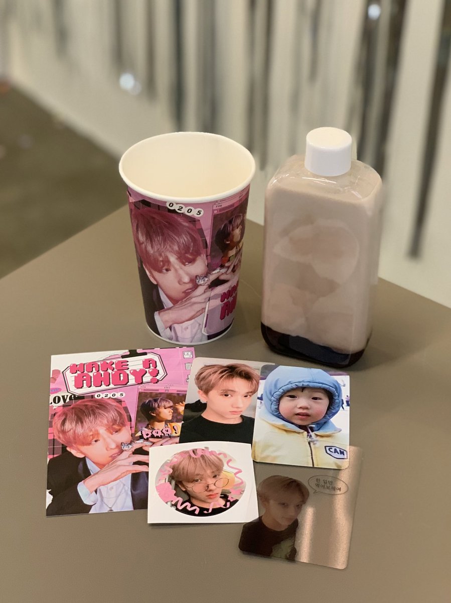 sunlog_'s tweet photo. 📍오엘커피

#지성이는_뭐든지_다_가능해
#MAKE_A_ANDY

붐지성 너무나도 사랑함,, 아기 지성 포토카드 진짜 >충격< 귀여움 내가 갔을때는 사람 많이 없어서 천천히 구경하고 지성이한테 해주고 싶은 말도 적고 왔다!! 다른 시즈니분들이 쓴거 보니까 맘이 따수워짐 https://t.co/n3UOSZo39C