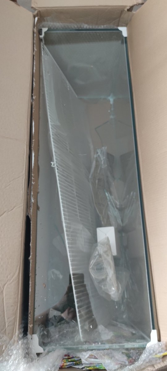 DaeMhysa's tweet photo. @Cdiscount coucou j'ai envoyé un message à votre vendeur ou j'ai acheté mon produit qui m'a vendu l'aquarium , la je viens de recevoir mon colis j'ai failli me coupé le doigt méchant ! https://t.co/L5yvLr1yXT