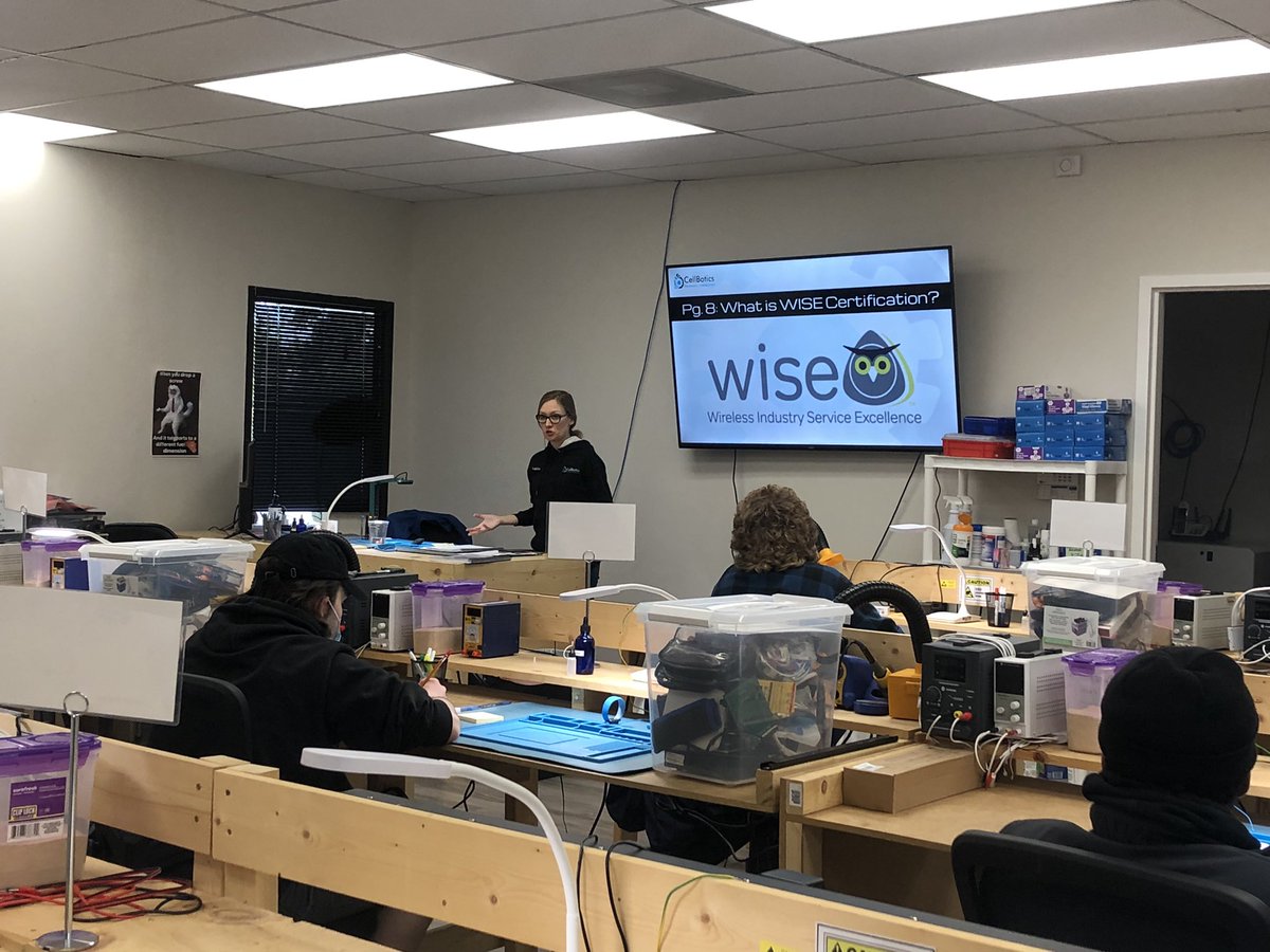 CellBotics's tweet image. Happy Monday! Starting off the week here at CellBotics with a great class! We hope to see you in class one day! 🪛📱 #wise #cellbotics