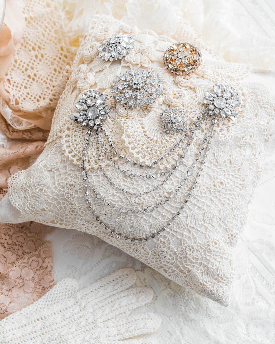 SouthernLadyMag's tweet photo. Not sure what to do with your heirloom lace? Get inspired and learn more about the history and allure of lace at https://t.co/3sdCGM22lf.
#southernladymag #heirloomlace #prettylace #keepsakes #deatils #richhistory #southernhistory #whitelace #detailedlace #jewels #delicate https://t.co/4I38WzFEff