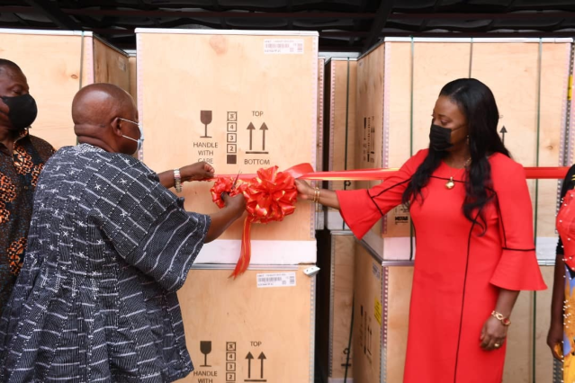 bubu_gh's tweet photo. $1m worth of Cold-Chain Equipment Donated to Ghana Health Service https://t.co/7geXD3CrRi https://t.co/vccFkwdNZh