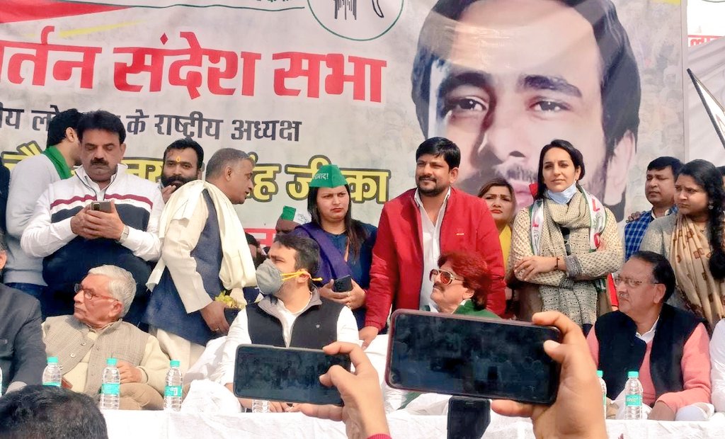 ChitraSarwara's tweet photo. आज @RLDparty के राष्ट्रीय अध्यक्ष @jayantrld जी की उपस्थिति में 47-मेरठ कैंट से उम्मीदवार @Manisha_Ahlawat जी की जनसभा में हिस्सा लिया और विधानसभा क्षेत्र में वोट की अपील करी।

उत्तरप्रदेश में विकास के लिए @BJP4India को हराना है तो गठबंधन को विजयी बनाएं 🙏
#Vote4RLD 
#जयंत_चौधरी https://t.co/Yx3kWqTNAE