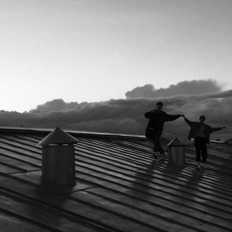 Два человека на крыше. 2 человека на крыше. Парень и девушка на кришк. Подростки на крыше эстетика. 2 человека на крыше.