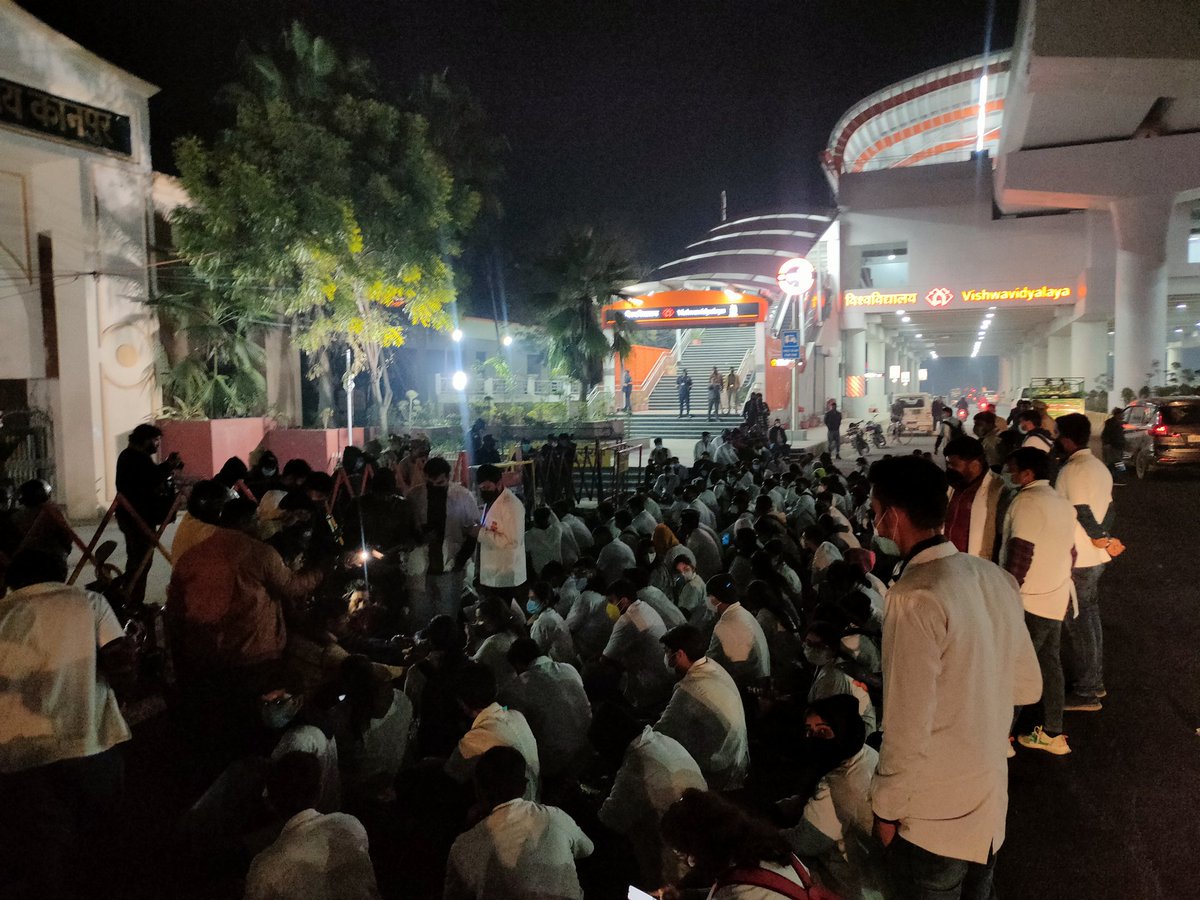 MBBSstudentCSJM's tweet photo. 11किलो  मीटर पैदल चला देश का भविष्य 
3 घाटे लगातार चले पैदल l मुख्य गेट पर लगाया ताला भविष्य  सडक पर सरकार  नहीं  ले रही संज्ञान l
@ABPNews @ZeeNews @aajtak @ndtv @vpathakin @republic @RbharatNews @News18UP @NewsNation @IndiaToday @indiatvnews @anandibenpatel @DMKanpur https://t.co/KwQgcIoaP9