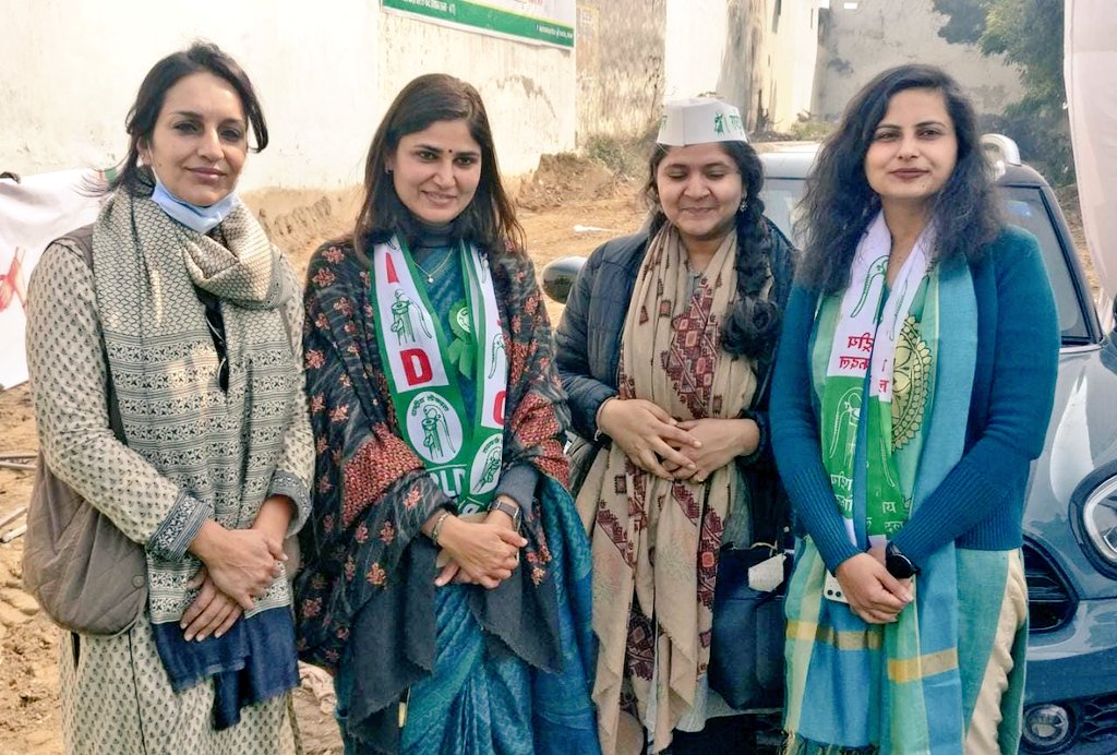 ChitraSarwara's tweet photo. आज @RLDparty के राष्ट्रीय अध्यक्ष @jayantrld जी की उपस्थिति में 47-मेरठ कैंट से उम्मीदवार @Manisha_Ahlawat जी की जनसभा में हिस्सा लिया और विधानसभा क्षेत्र में वोट की अपील करी।

उत्तरप्रदेश में विकास के लिए @BJP4India को हराना है तो गठबंधन को विजयी बनाएं 🙏
#Vote4RLD 
#जयंत_चौधरी https://t.co/Yx3kWqTNAE