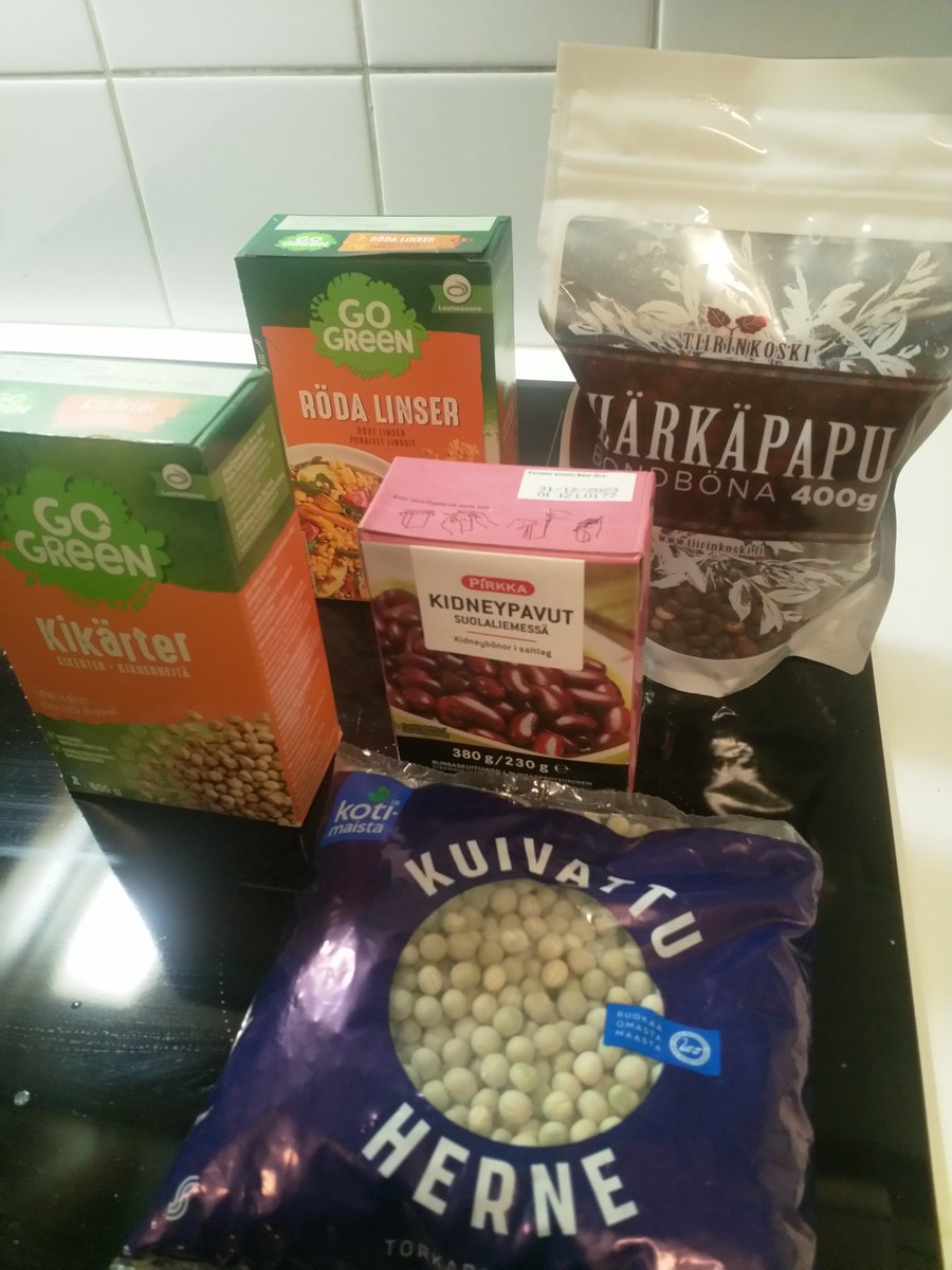 MaijaTenkanen's tweet photo. Tänään alkoi #palkokasvi'viikko ja torstaina 10.2. vietetään maailman #palkokasvipäivä'ä 🌱💚
Olen varustautunut 💪
Mistähän näistä tänään aloittaisi 🤔 Osa vaatii vähän pidempää liotusta.
#härkäpapu #papu #herne #kikherne #linssi #papujapallonparhaaksi
#pulses #wordpulseday https://t.co/vIGvLZuqSd