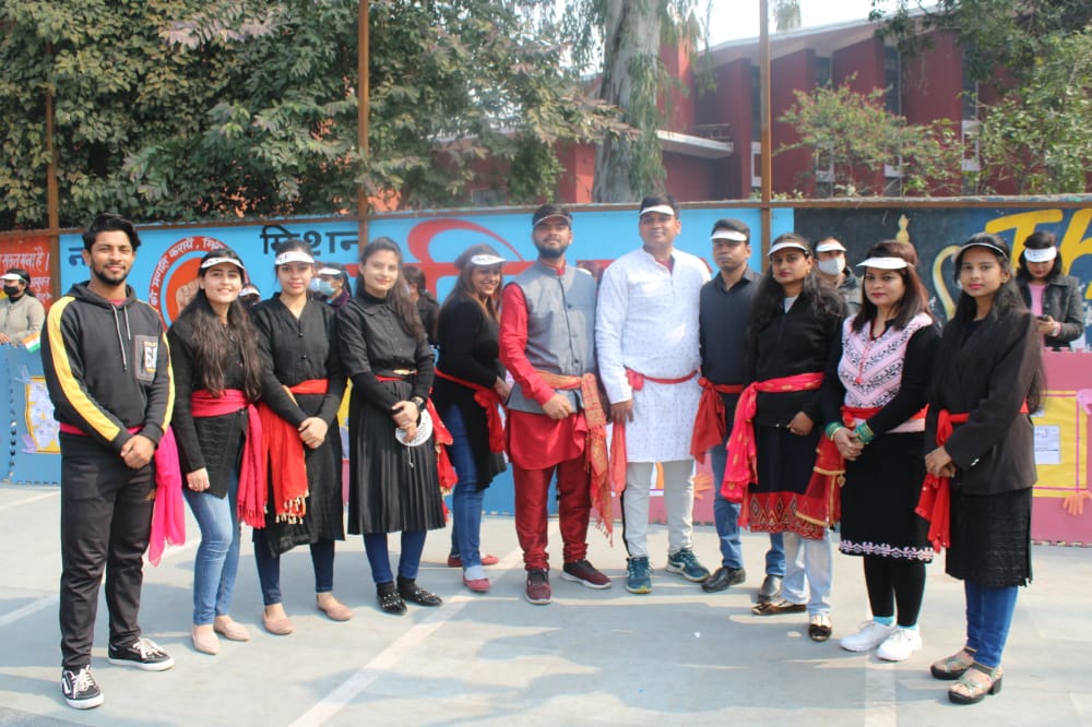 मुरादाबाद में मतदान प्रतिशत बढ़ाने को लेकर आर्यन इंटरनेशनल स्कूल मुरादाबाद के तत्वाधान में पीली कोठी चौराहे पर नुक्कड़ नाटक प्रस्तुत किया। जिसका शुभारंभ मुख्य विकास अधिकारी <a href="/AnandVardhanIAS/">Anand Vardhan</a> महोदय ने किया। <a href="/ECISVEEP/">Election Commission of India</a> <a href="/DMMoradabad/">DM Moradabad</a> <a href="/AnujkumarAgarw6/">Dr Anuj Agarwal</a> <a href="/ceoup/">CEO Uttar Pradesh</a>