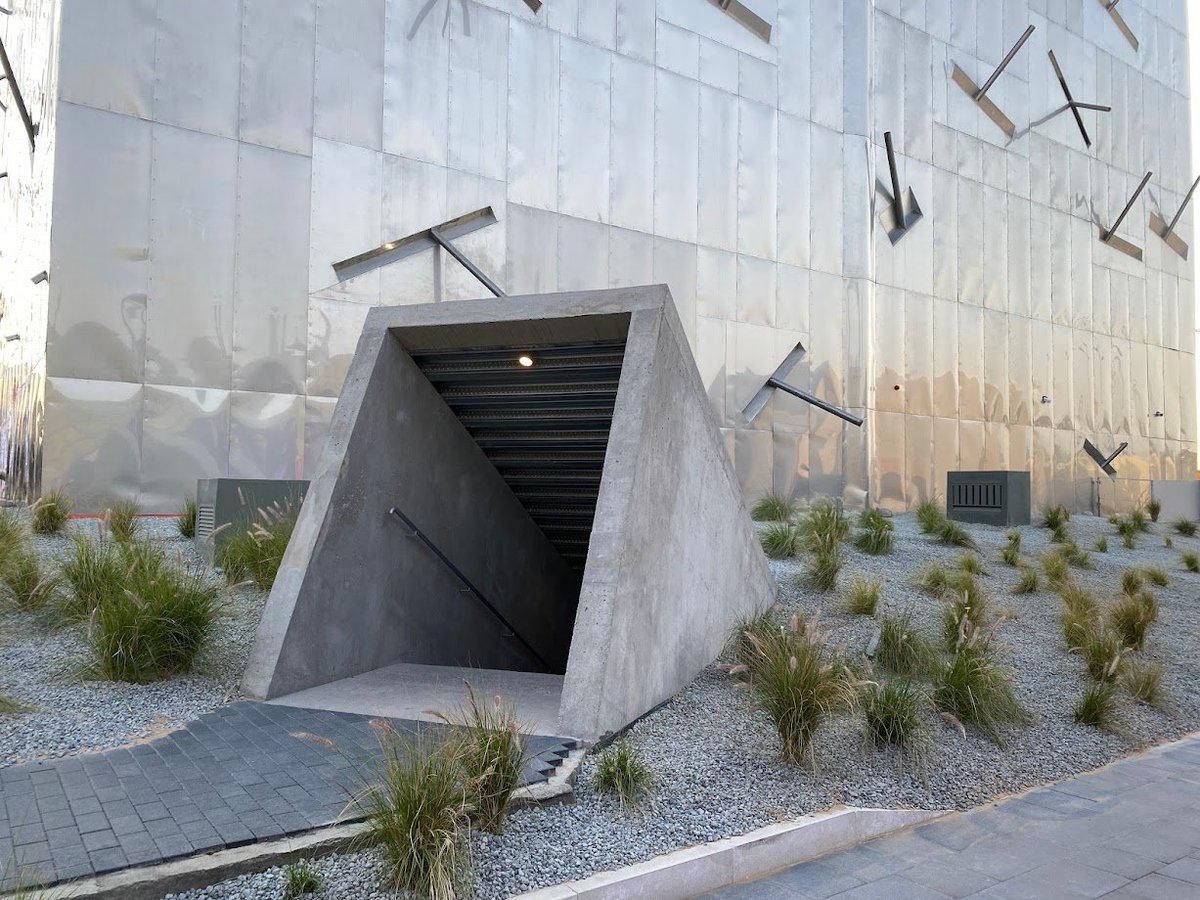 ryjka's tweet photo. Bahrain Pavilion by Christian Kerez
11cmの124本の柱によって支えられている銀の箱。
入るときに地下を潜っていくことで、別世界に入るような空間体験。
建築のコンセプトはアラビックのパターンから連想されたみたいだけど、よくわからなかった。
夕日が内部で反射して、きれいだった。 https://t.co/T6g4CjKRDU