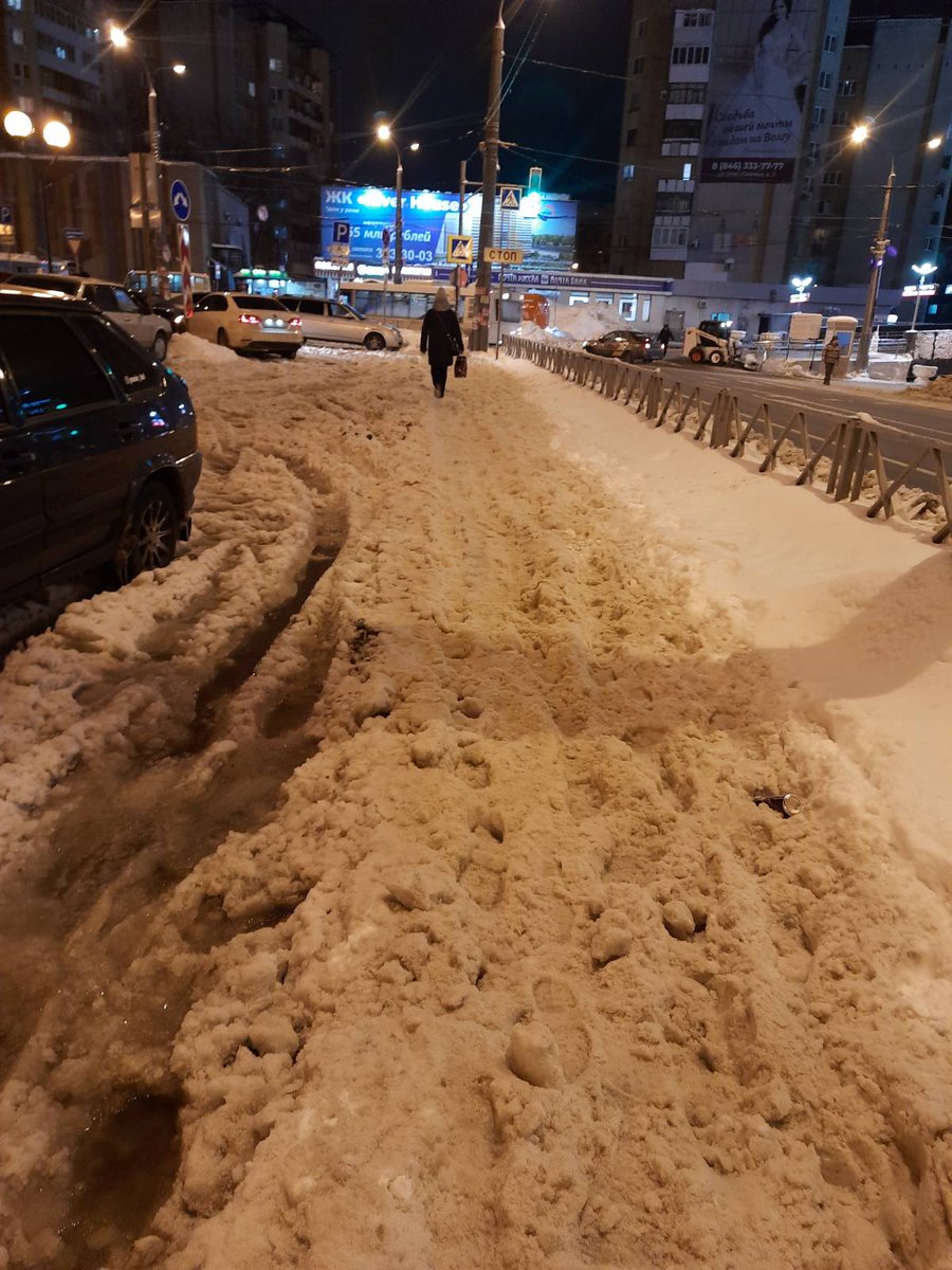 <a href="/SamMobilePriem/">Мобильная приемная Губернатора Самарской области</a> Просим срочно принять меры! ЖД.вокзал - стоянка на привокзальной площади не очищена от снега.Люди идут по колено в снежной каше. Чемоданы на колесах вынуждены не везти, а нести.Вокзал - лицо города. И выглядит оно безхозно!