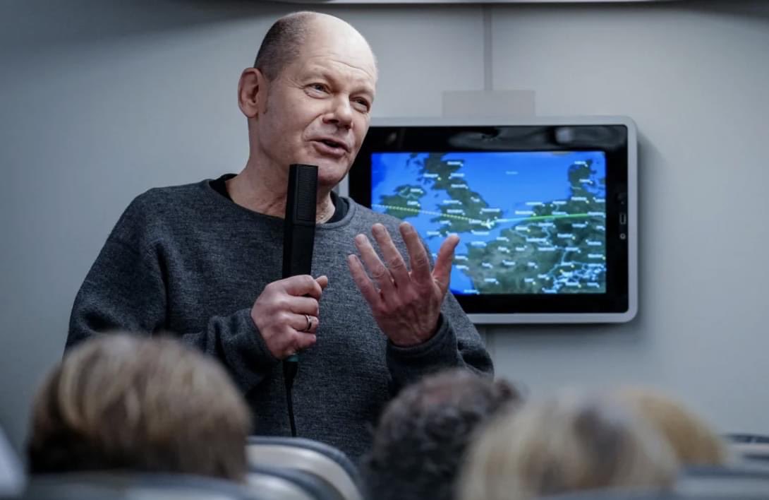 An Bord der Kanzler-Maschine, präsentierte sich der deutsche Bundeskanzler ⁦<a href="/OlafScholz/">Olaf Scholz</a>⁩ im Schlabber-Outfit der Presse.
So kann er von mir aus, gerne rumlaufen. 
Aber bitte nicht,wenn Fotos gemacht werden,die um die Welt gehen!
Meine persönliche Meinung