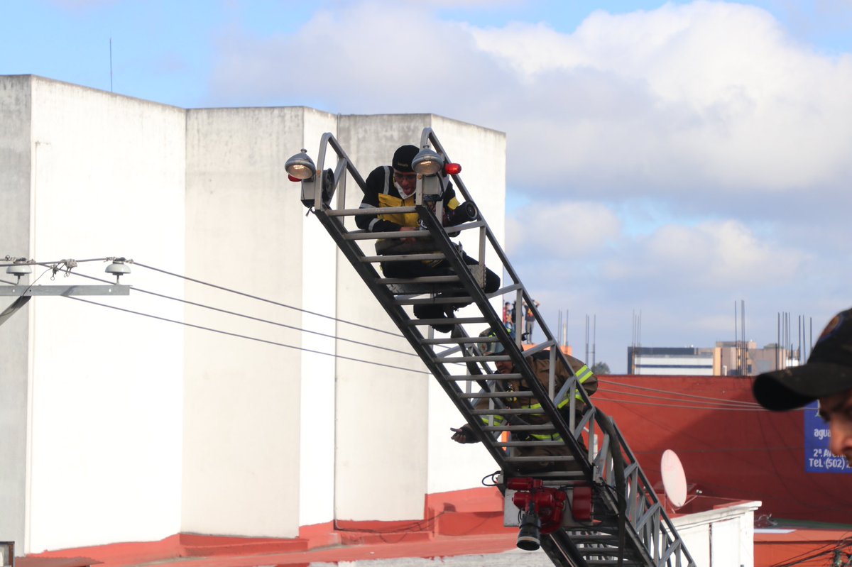 En el lugar del incendio en la 2 avenida y 20 calle zona 1, <a href="/BVoluntariosGT/">Bomberos Voluntarios</a> a utilizado un Camión escalera para lanzar agua en tercer nivel evitando que el fuego se propague por radiación a otra bodega de pólvora.