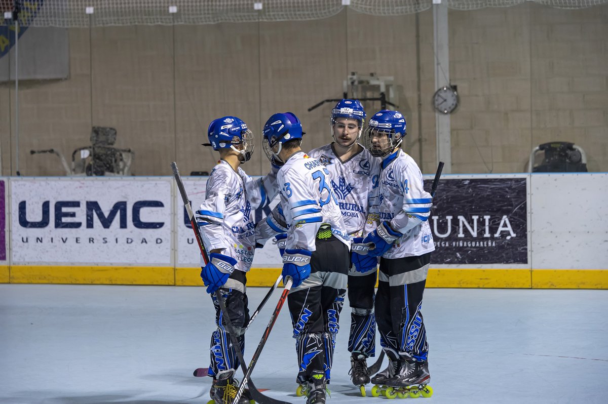 FedPatinaje's tweet photo. #LigaÉliteM #LigaÉliteF | El @clubmolinasport aprovecha la inercia de la #CopaHLM para colocarse tercero de la #LigaÉliteM 🏒
▪️ El @CPLValladolid continúa en lo más alto de las Ligas Élite 🔝
📰+info: https://t.co/wPqcCllFEQ
(📸 by @apzaera - CPLV) https://t.co/T60N4PpP0u