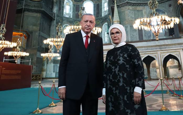 SAYIN CUMHURBAŞKANIMIZA <a href="/RTErdogan/">Recep Tayyip Erdoğan</a> VE EŞİ EMİNE ERDOĞAN HANIMEFENDİYE GEÇMİŞ OLSUN DİLEKLERİMİ ARZ EDER RABBİMDEN ACİL ŞİFALAR DİLERİM.