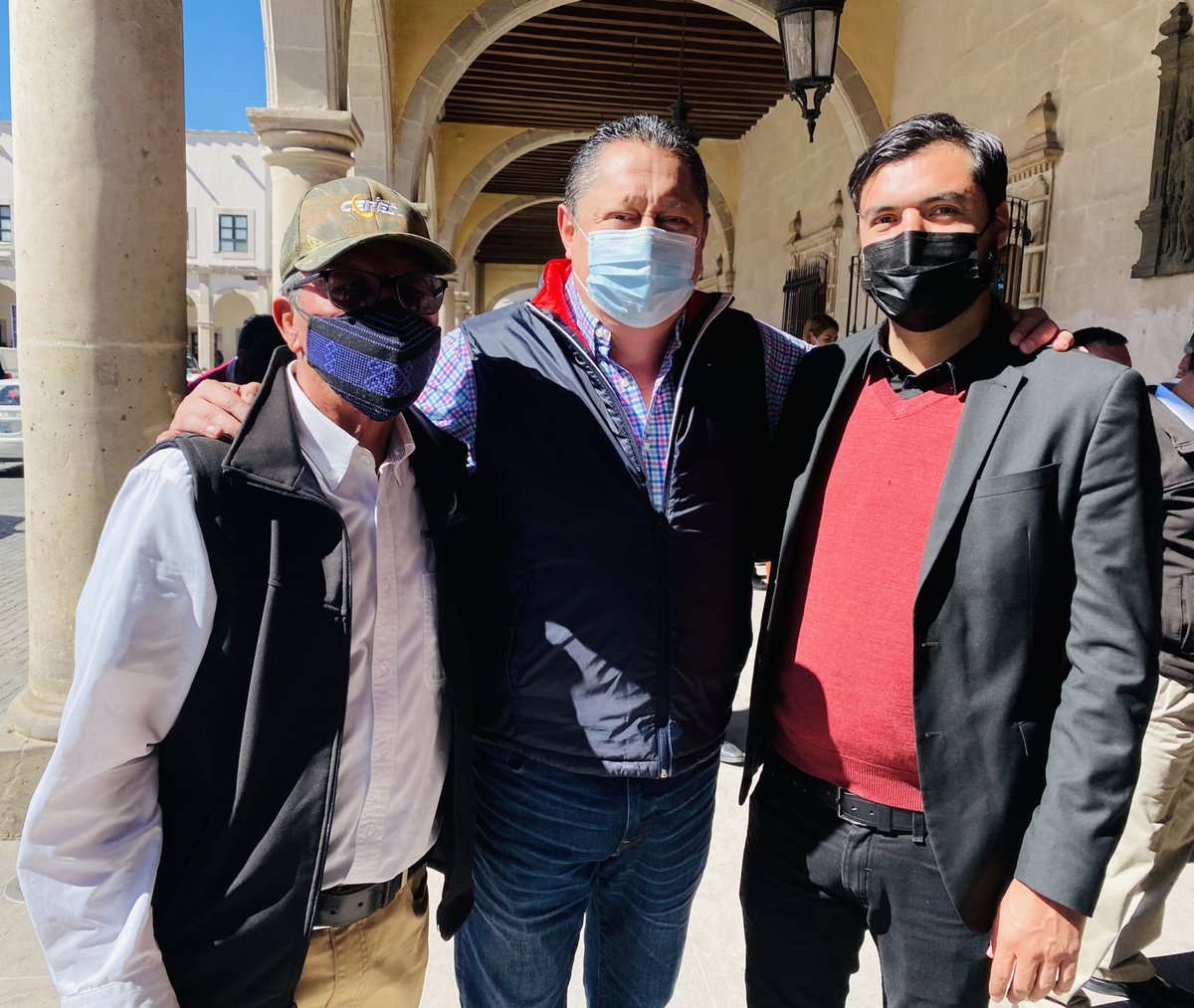 londreshunter's tweet photo. Buenos días por la mañana !!
Aquí, con dos buenos amigos, @DonFerDgo y Alejandro Rubalcaba, presidente de #FECOP Durango.
Excelente inicio de semana para todos !! 👍🏼 https://t.co/0GwwU8kizT