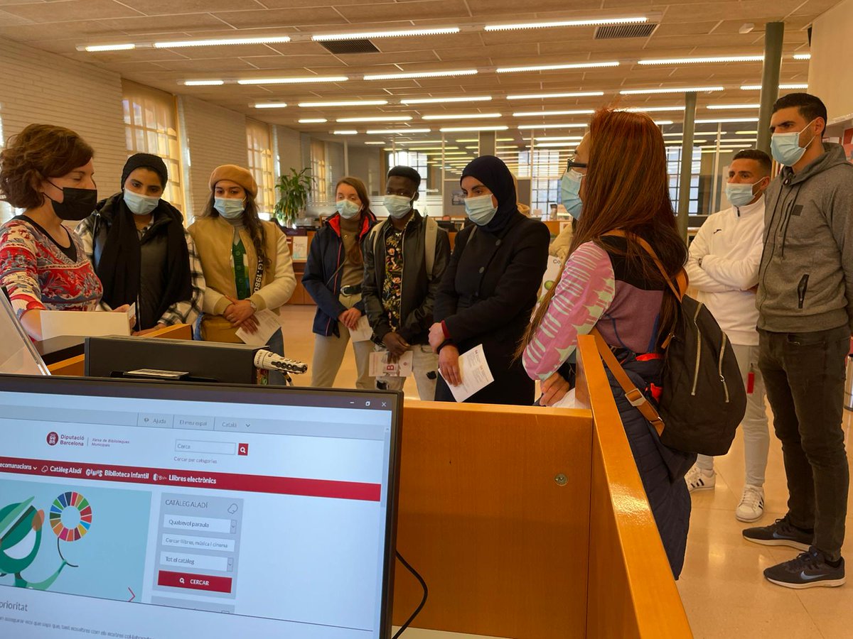 cfa_anoia's tweet photo. Sortida a la biblioteca amb els alumnes de la Llengua Castellana nivell 3 per tenir coneixements de les diferents eines i recursos de la ciutat. #Biblioteca #igualada #educacioaldults #sortidesmolones #cfaanoia #anoia https://t.co/AVfI7AbAos
