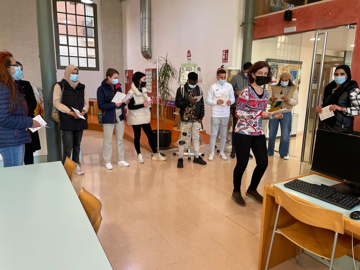 cfa_anoia's tweet photo. Sortida a la biblioteca amb els alumnes de la Llengua Castellana nivell 3 per tenir coneixements de les diferents eines i recursos de la ciutat. #Biblioteca #igualada #educacioaldults #sortidesmolones #cfaanoia #anoia https://t.co/AVfI7AbAos