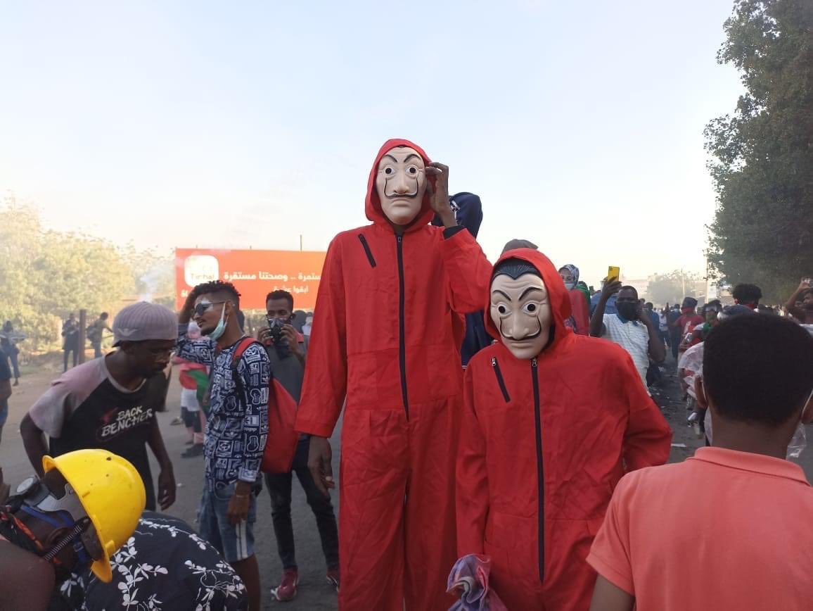 ElmohandseenRC's tweet photo. Seen today at #Feb7March in #Khartoum Sudan. Sudanese people have being peacefully protesting for 3 years now calling for Freedom .. Peace .. and Justice @lacasadepapel @AlvaroMorte https://t.co/L51dTRAW20