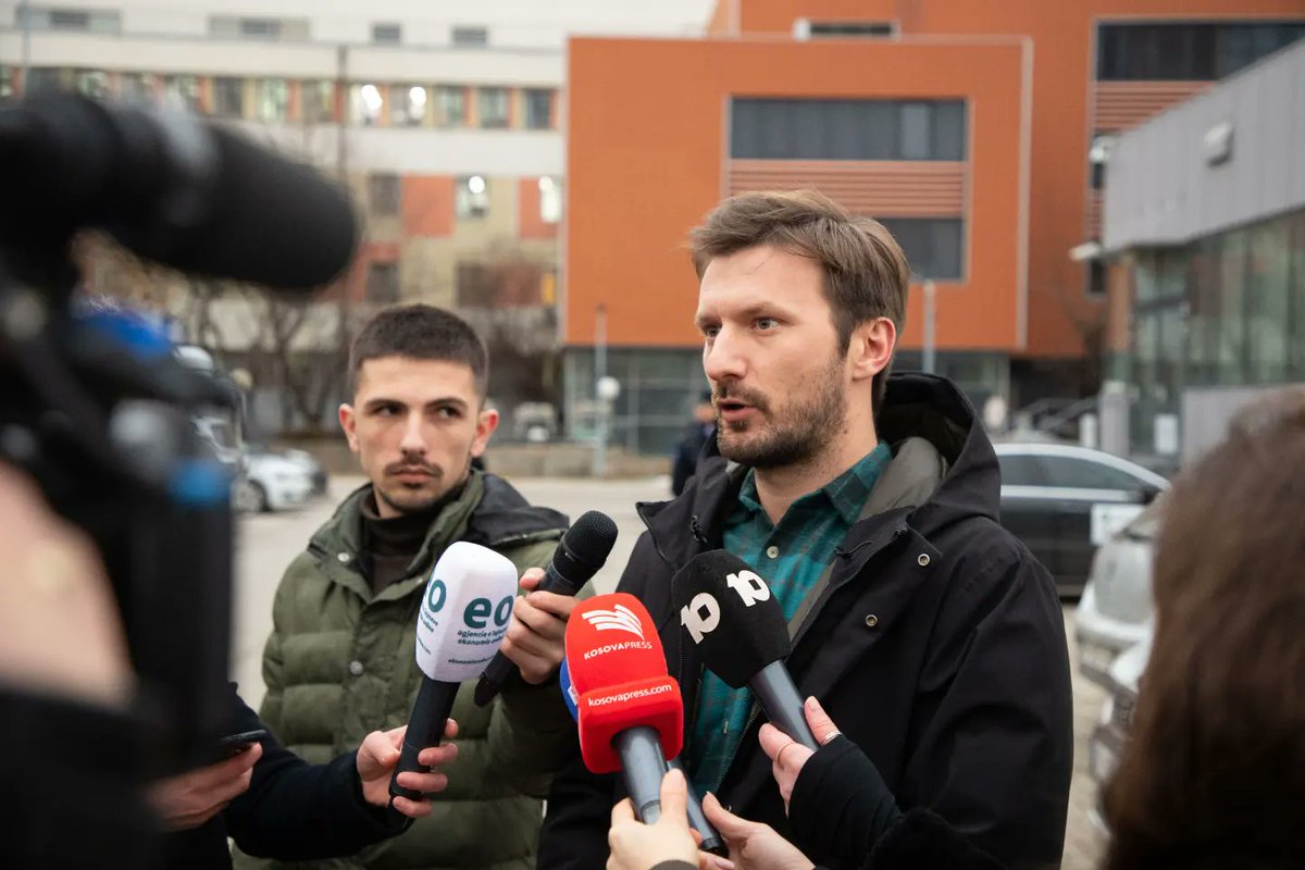 Sdemokratet's tweet photo. Të shtunën mbrëma, në një mbledhje të parregullt dhe pa asnjë shpjegim, buxheti për kompaninë KESCO u rrit nga 75 në 90 milionë. Ende pa vendim të ZRrE-së për çmimin dhe pa asnjë zhvillim të ri, 15 milionë u shtuan. Pse? 

Sepse Qeveria, KEDS dhe ZRrE janë e njëjta gjë. https://t.co/iTC0sBIzWP