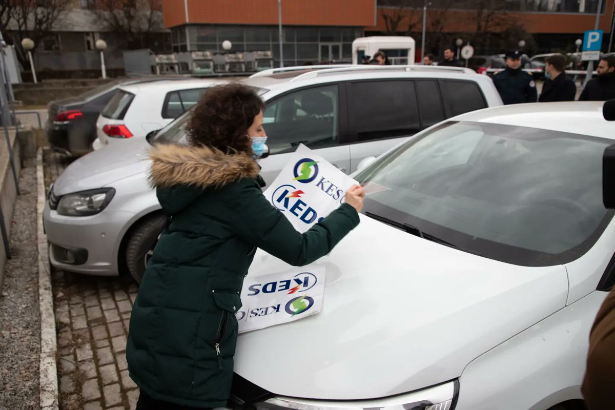 Sdemokratet's tweet photo. Të shtunën mbrëma, në një mbledhje të parregullt dhe pa asnjë shpjegim, buxheti për kompaninë KESCO u rrit nga 75 në 90 milionë. Ende pa vendim të ZRrE-së për çmimin dhe pa asnjë zhvillim të ri, 15 milionë u shtuan. Pse? 

Sepse Qeveria, KEDS dhe ZRrE janë e njëjta gjë. https://t.co/iTC0sBIzWP