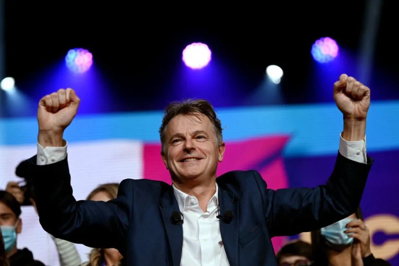 francoisedegois's tweet photo. Poursuivons l’examen du moment : #FabienRoussel est devenu l’idole de la droite et de Manuel Valls( et de tous ses amis ) … flatter Roussel pour mieux desinguer #Melenchon #Hidalgo et #Taubira …On a bien compris 😂 https://t.co/ifij3xFO9Z