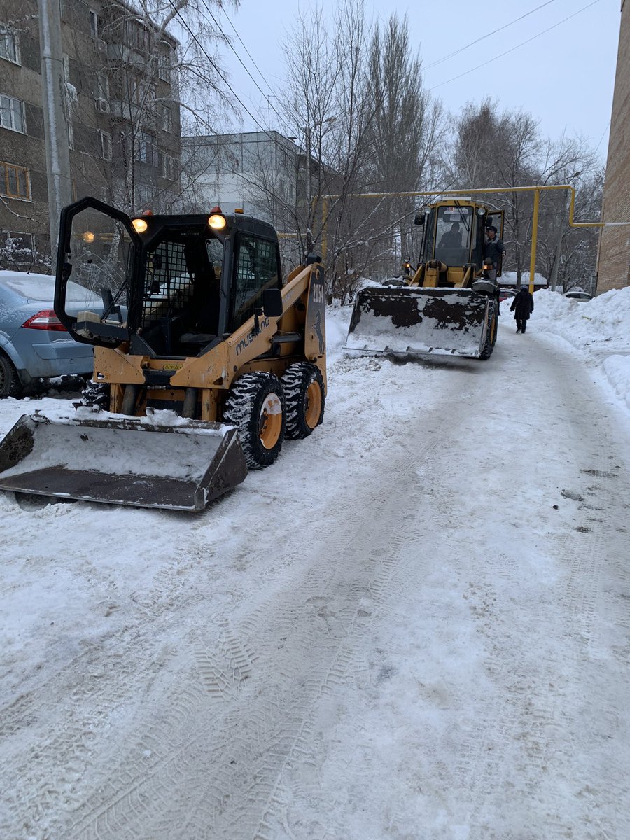 Nataliam3113's tweet photo. Из дома всегда выхожу рано утром, обычно работает только дворник,а сегодня был целый автопарк с техникой!🚜🚜🚜
Благодарю команду @Ryzhkov_B за добросовестно выполненную работу💯
 @SuhayaSamarka63 
Быстро освободили из снежного плена наш двор @LhUrLFhnbsLVzSK 
@AA_Korobkov https://t.co/0DsGjKEoUH