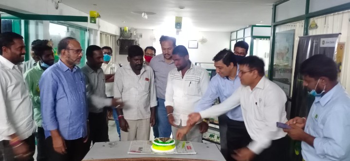 ypg87's tweet photo. @JohnDeere 218th birth anniversary celebrations with customers at Hyderabad,India

 #Johndeereemployee https://t.co/qtAwtjkvl5