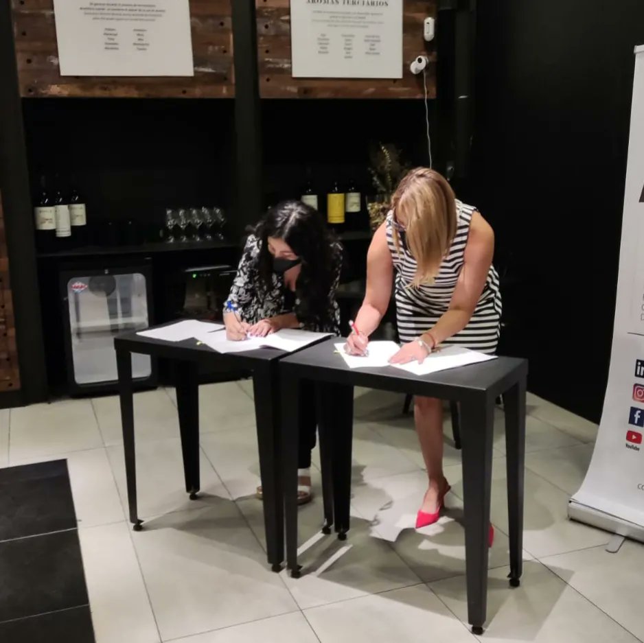 ellaenobra's tweet photo. La semana recién pasada y luego de un año de colaboración a la Mesa Mujer y Construcción, firmamos un convenio  con la @MMEG_RM.
Estamos sumamente agradecidas por la confianza depositada en nosotras y esperamos seguir colaborando con el aumento de mujeres en la #construcción https://t.co/JjMWYuZ1hO