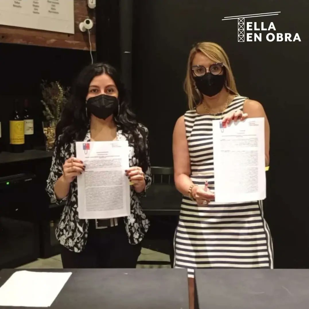 ellaenobra's tweet photo. La semana recién pasada y luego de un año de colaboración a la Mesa Mujer y Construcción, firmamos un convenio  con la @MMEG_RM.
Estamos sumamente agradecidas por la confianza depositada en nosotras y esperamos seguir colaborando con el aumento de mujeres en la #construcción https://t.co/JjMWYuZ1hO