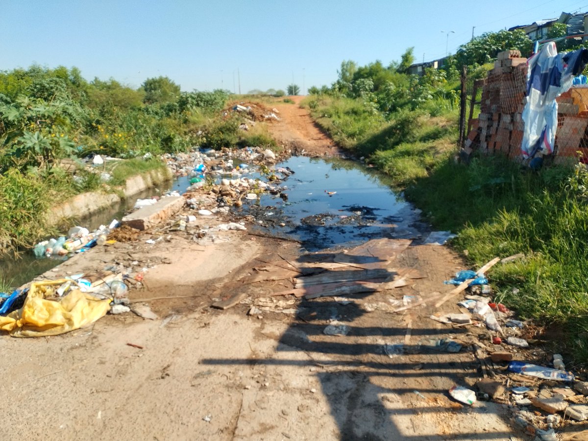gersyaline's tweet photo. @AsuDsu podrían pasar por acá, es al lado mismo de la policía urbana y turística de la costanera de Asu, a parte de la basura hay demasiados mosquitos... 🙏🏻 https://t.co/DFWQ3HkjiH