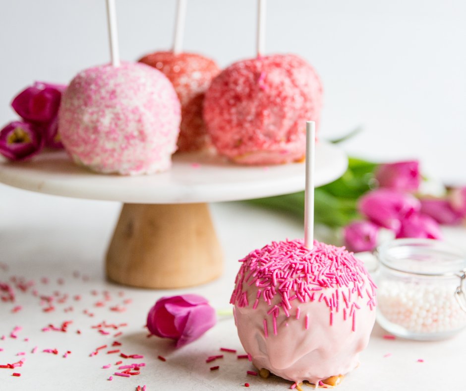 EnvyApples's tweet photo. Our Sweetheart Envy™ Caramel Apples will have you falling head over heels. 💕
Visit https://t.co/Jv3jIbeM1j for this recipe and more!
#Envyapples #apples #DiscoverEnvy #BiteandBelieve #ElevateTheMoment #AMomentToEnvy #dessertrecipes #producelove https://t.co/JkRcFpZ4Ej