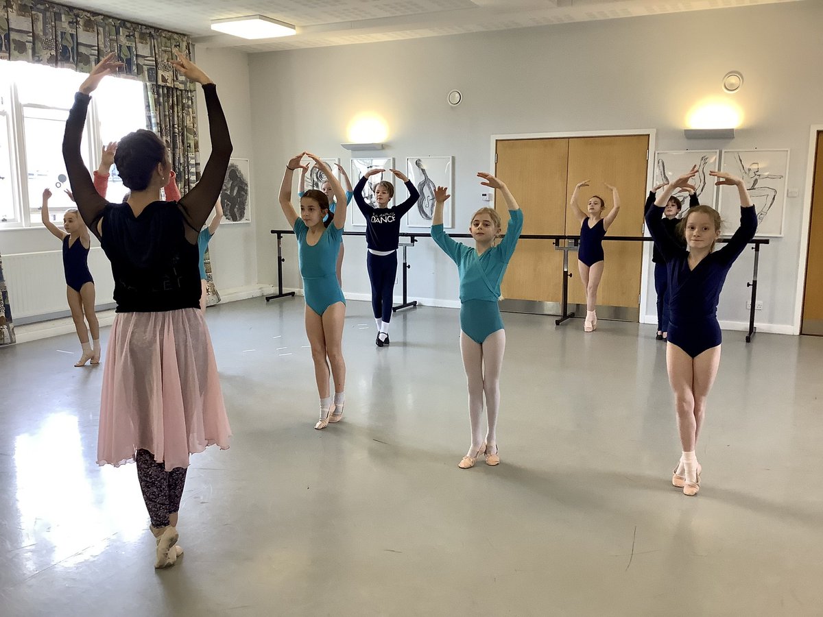 thomassclapham's tweet photo. Our senior dancers enjoyed a Ballet Mastery workshop with ex Royal Ballet Company dancer Sabina Cox, working on Nutcracker repertory with artistry and stagecraft. #commitment #capabilty https://t.co/C9tzpI4MWN
