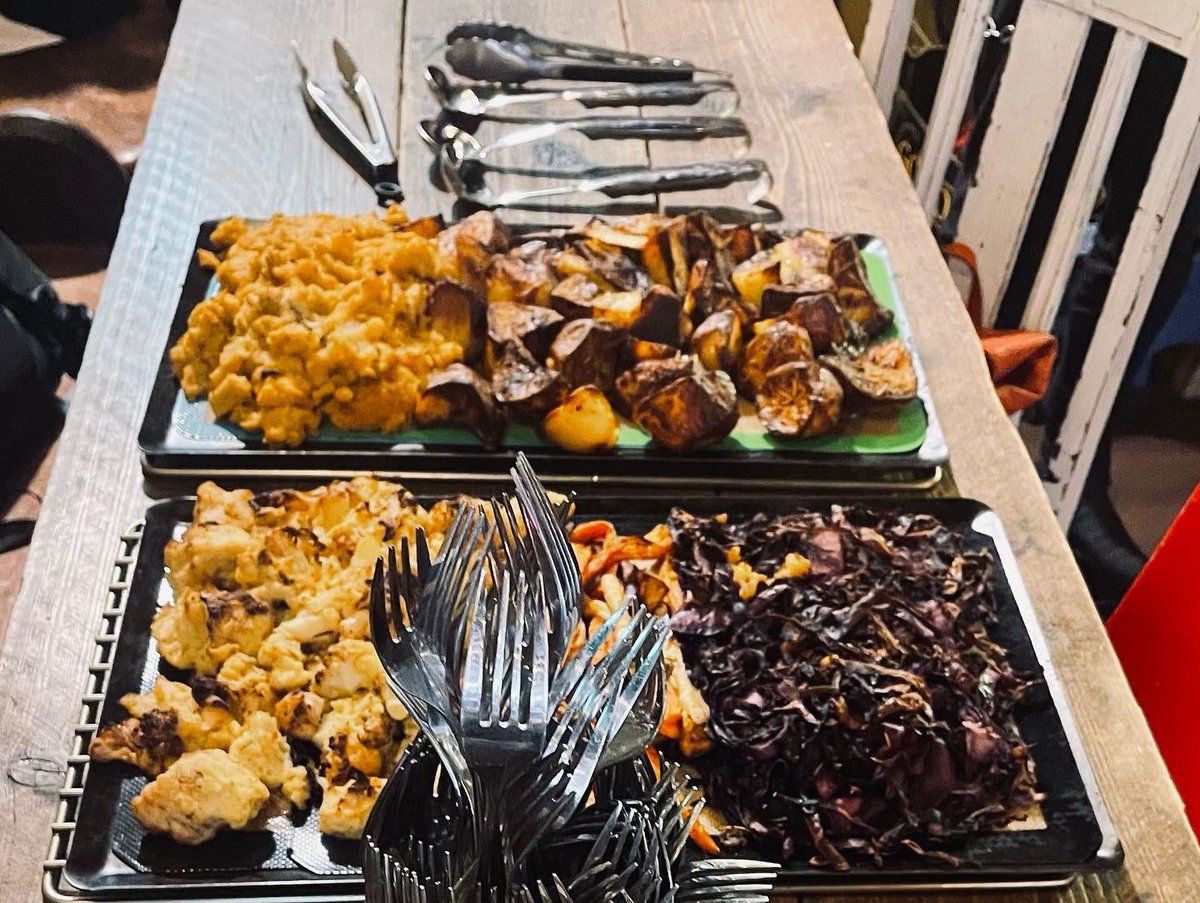 soundloungeCIC's tweet photo. #TeamMeeting 🙌 with left overs from yesterday’s Sunday roast. We are feeling really lucky right now - working AND enjoying Charlie’s amazing food.
NB…as we’re closed on Mondays, our Friendship Coffees are on Tuesdays from 10am 🙏
#FriendshipCoffee #TacklingSocialIsolation https://t.co/flnhFkAqpv