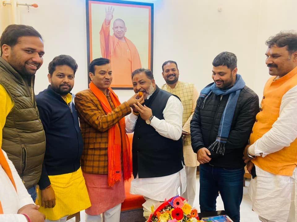dayashankar4bjp's tweet photo. बैरिया विधानसभा से भाजपा प्रत्याशी मा० मंत्री @anandswarupbjp जी से मिलकर बधाई दी।
दयाशंकर सिंह
भाजपा प्रत्याशी #361_बलिया_नगर_विधानसभा
प्रदेश उपाध्यक्ष ���ाजपा उ०प्र० https://t.co/mC5BlZly1X