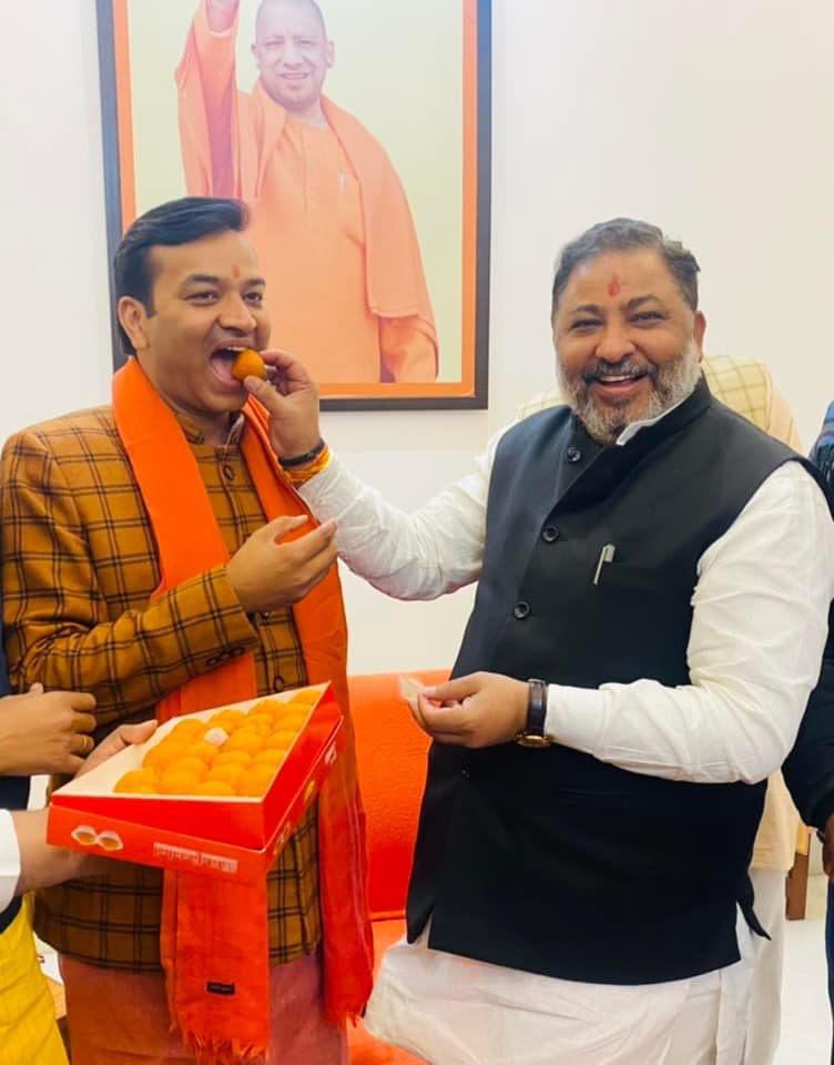 dayashankar4bjp's tweet photo. बैरिया विधानसभा से भाजपा प्रत्याशी मा० मंत्री @anandswarupbjp जी से मिलकर बधाई दी।
दयाशंकर सिंह
भाजपा प्रत्याशी #361_बलिया_नगर_विधानसभा
प्रदेश उपाध्यक्ष ���ाजपा उ०प्र० https://t.co/mC5BlZly1X