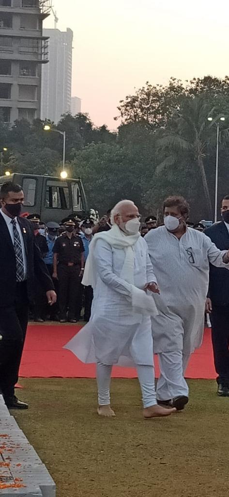 BhagwaHindu21's tweet photo. कुछ देखा इस तस्वीर में ❓
बहुत कुछ कह रही है, ये एक तस्वीर 🙏
लता मंगेशकर के भतीजे के प��रों में बूट पहने और माननीय प्रधानमंत्री बिना चप्पल के इसे कहते है संस्कार और श्रृद्धा
मोदी हमारा एक ही दिल है कितनी बार जीतेंगे 🙏 https://t.co/ljs9ZZu1VZ