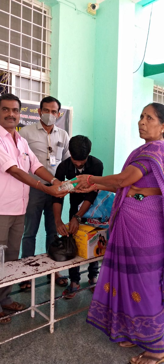 AAKarnatakaFans's tweet photo. Day - 41 ( 07/02/2022 ) #AlluArjunArmy - Pavagada team distributed food packets at Govt Hospital. #AlluArjun100DaysBdayCarnival 

@alluarjun

#Pushpa https://t.co/O4EeVgohTd