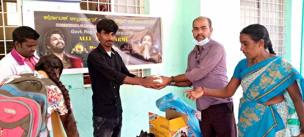AAKarnatakaFans's tweet photo. Day - 41 ( 07/02/2022 ) #AlluArjunArmy - Pavagada team distributed food packets at Govt Hospital. #AlluArjun100DaysBdayCarnival 

@alluarjun

#Pushpa https://t.co/O4EeVgohTd