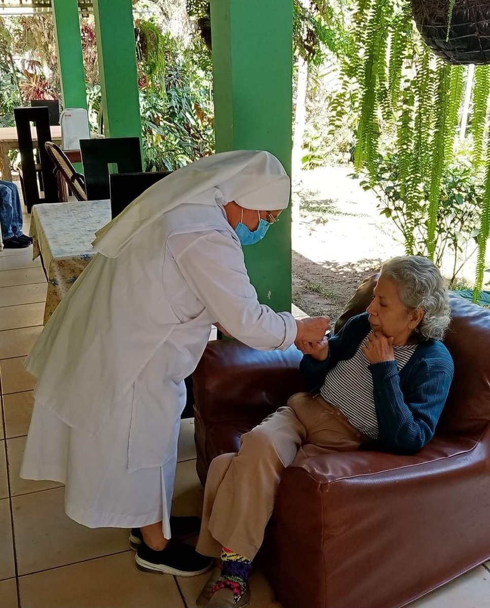 Solo el amor de Dios permite que nuestras hermanas sean capaces de servir a los más necesitados. Ayúdanos que así lograremos pagar el terreno. 
refugiosantavirginia.org/ayudanos