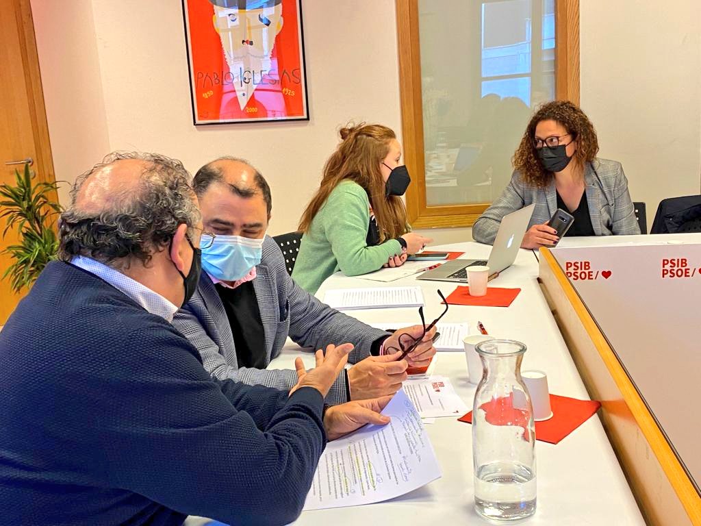 CatalinaClader1's tweet photo. La reforma laboral, la pujada de les pensions, de l'SMI, la recuperació econòmica i ocupació, els ajuts econòmics... El reforç dels drets socials defineix les prioritats.
Continuam amb les fites clares i preparant el full de ruta de cara el 2023. #ExecutivaPsib https://t.co/rklPCR2Zkh