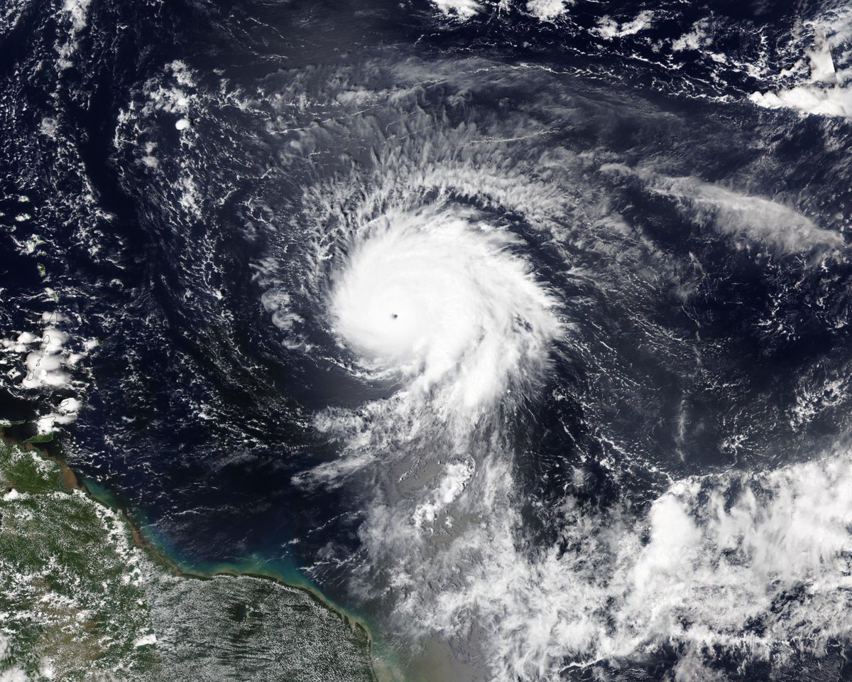 RAM_meteo's tweet photo. #borrasca #Sarai 926 hPa 7 de feb 2022  
                                      Vs. 
#Huracan  #Sam 929 hPa 26 sept 2021  Cat. 4 https://t.co/3rzxRZ5TrV