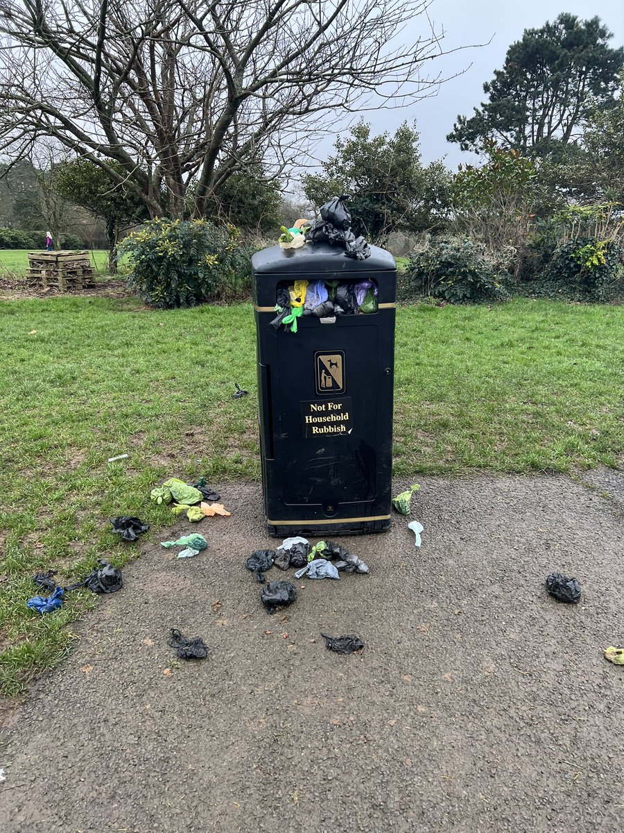 davekent_'s tweet photo. @plymouthcc I think you need to empty the bin Central Park! #publichealth #taxpayersmoney #plymouthcitycouncil 
https://t.co/5ujmo35D8B https://t.co/tfWKFIYIe1