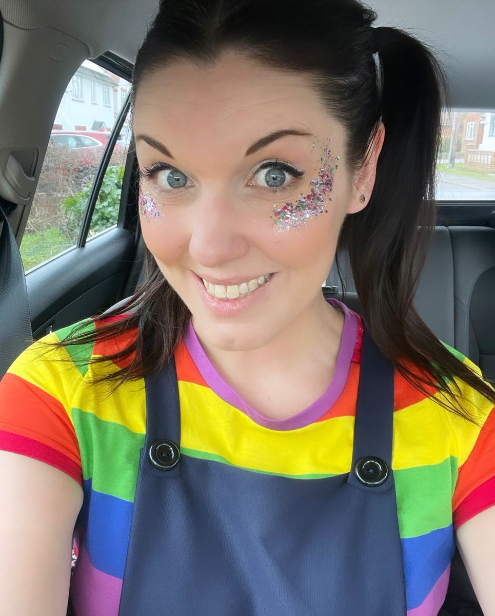 A lovely rainbow themed party this weekend! Just time for a quick snap before the fun began!!! #childrensentertainers #childrensparties #kidspartyideas #kidsparties 🌈🎉🎂