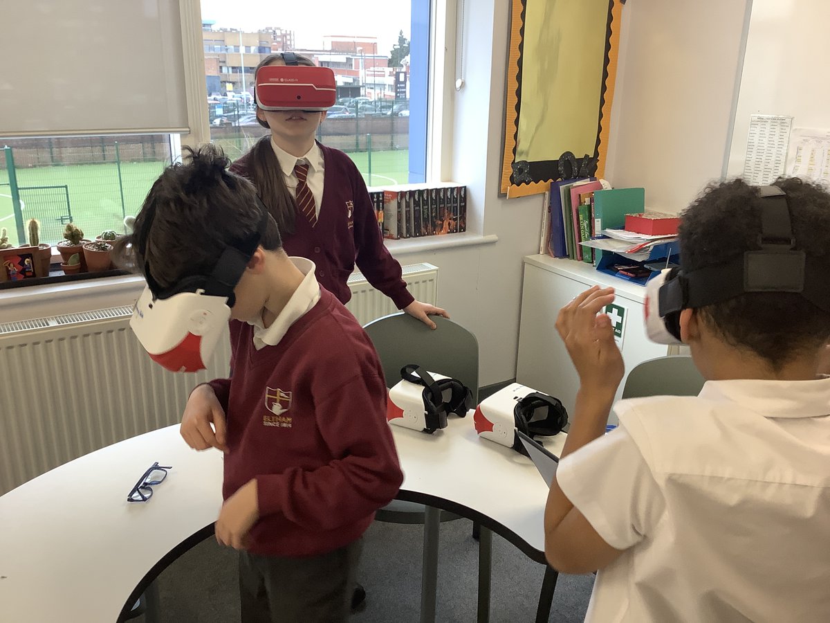 ElthamCE's tweet photo. Year 6 exploring fractal pictures in virtual reality using our @ClassVR headsets as part of #MathsisMagic week. https://t.co/WvyabcW7xE