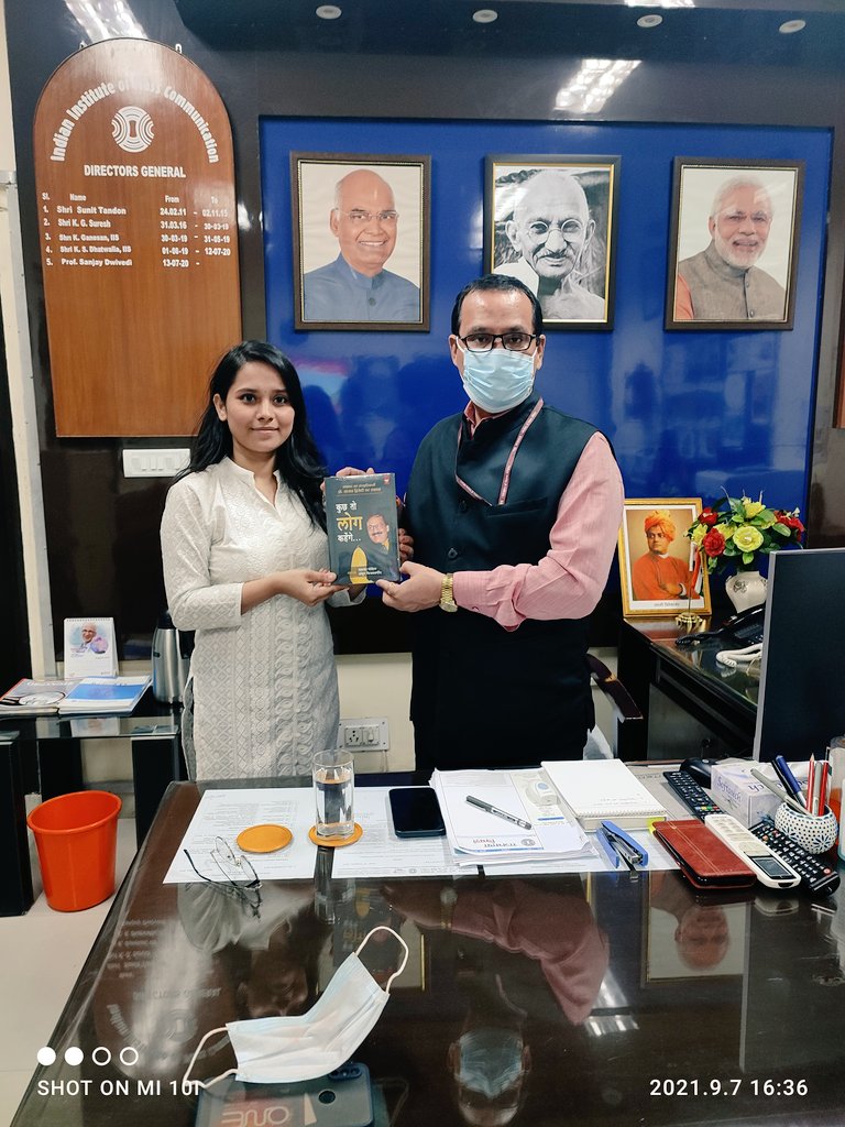 MeghaUpadhyay_'s tweet photo. IIMC के महानिदेश @ProfSanjay_IIMC सर को जन्मदिन की बहुत बहुत बधाई। स्वस्थ रहें और ऐसे ही गुरु के रूप में हमारा मनोबल बढ़ाते रहें।
#iimc #dgiimc #birthday https://t.co/7pCiLL4F3P